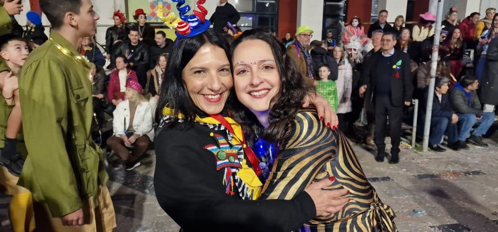 Πάτρα: Δείτε εκατοντάδες φωτό από τη νυχτερινή παρέλαση