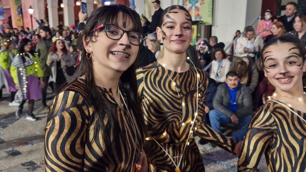 Πάτρα: Δείτε εκατοντάδες φωτό από τη νυχτερινή παρέλαση