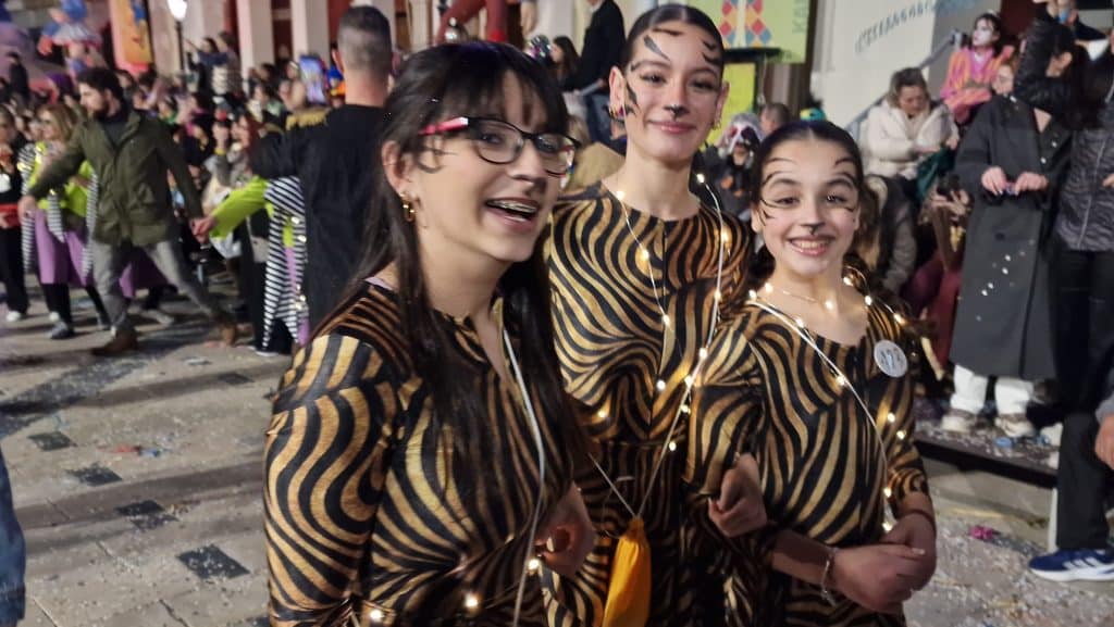 Πάτρα: Δείτε εκατοντάδες φωτό από τη νυχτερινή παρέλαση