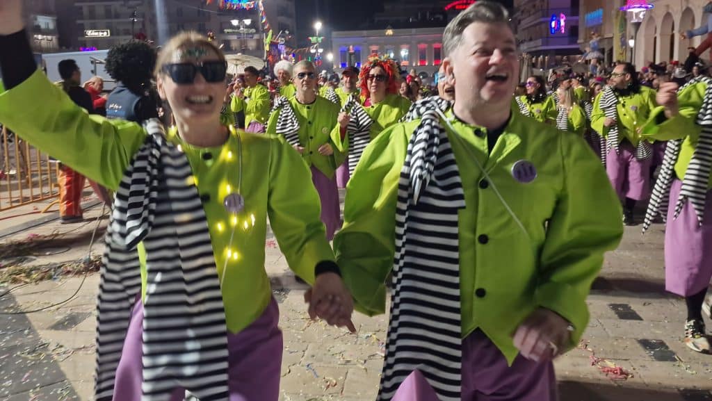 Πάτρα: Δείτε εκατοντάδες φωτό από τη νυχτερινή παρέλαση