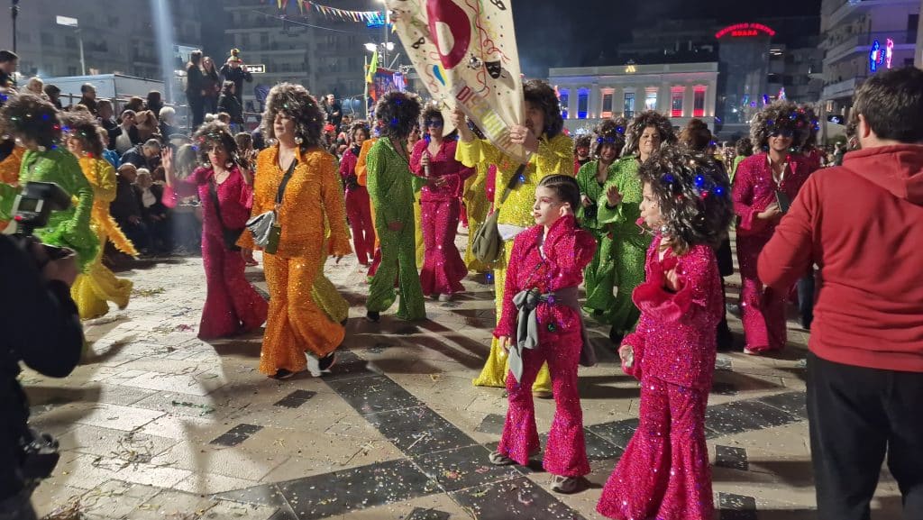 Πάτρα: Δείτε εκατοντάδες φωτό από τη νυχτερινή παρέλαση