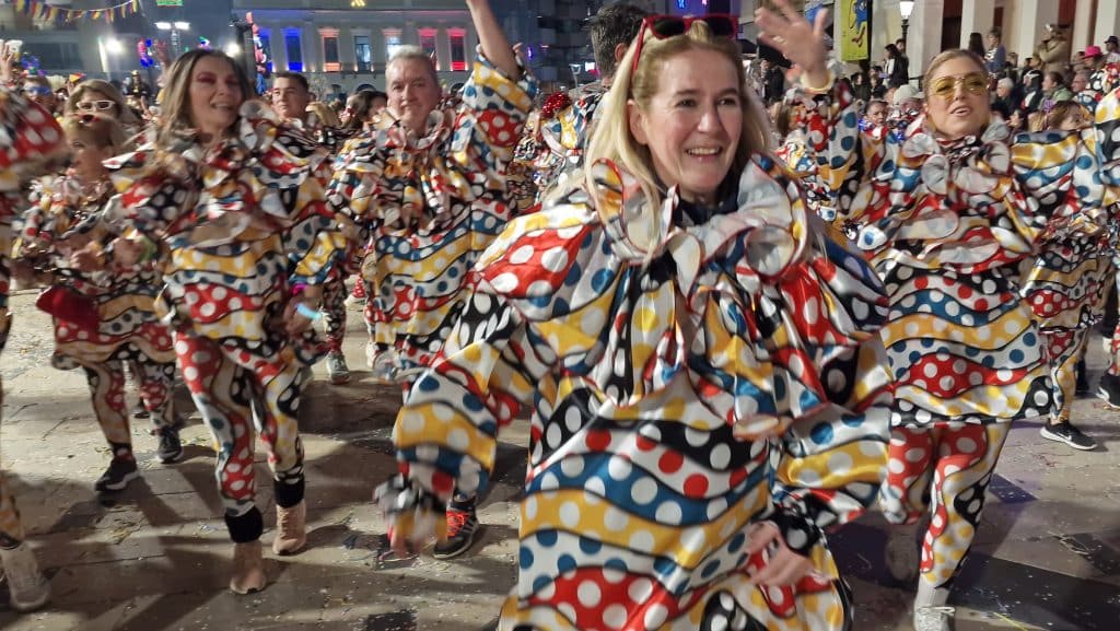 Πάτρα: Δείτε εκατοντάδες φωτό από τη νυχτερινή παρέλαση