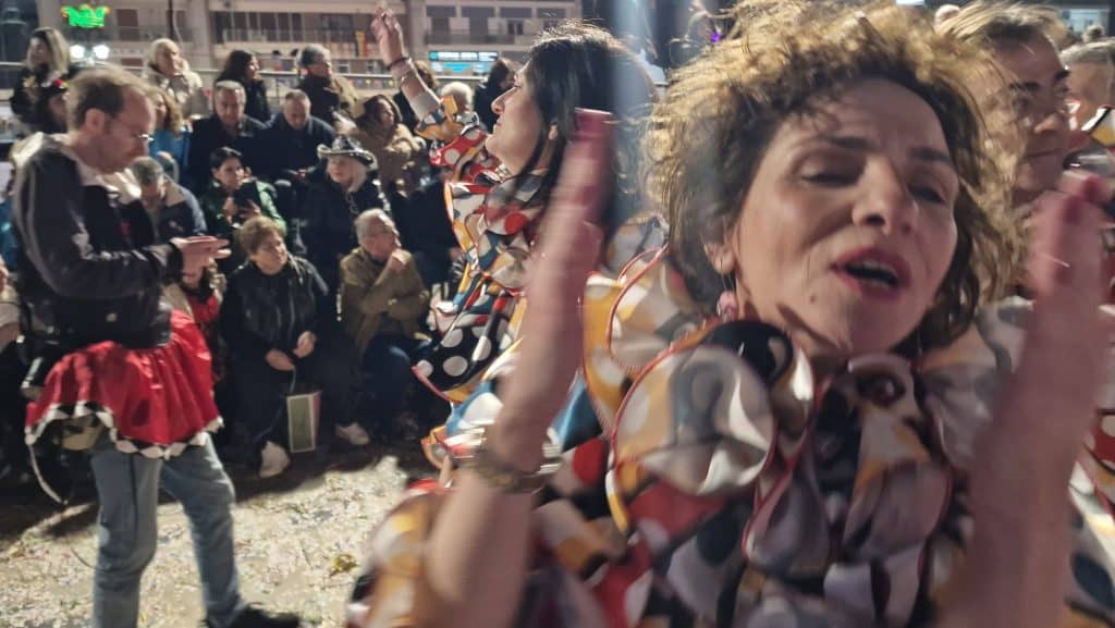 Πάτρα: Δείτε εκατοντάδες φωτό από τη νυχτερινή παρέλαση