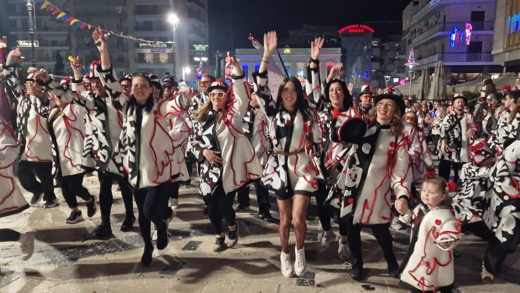 Πάτρα: Δείτε εκατοντάδες φωτό από τη νυχτερινή παρέλαση