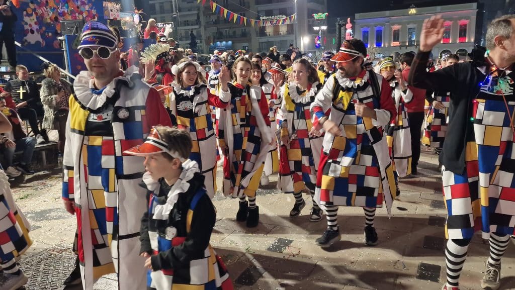 Πάτρα: Δείτε εκατοντάδες φωτό από τη νυχτερινή παρέλαση