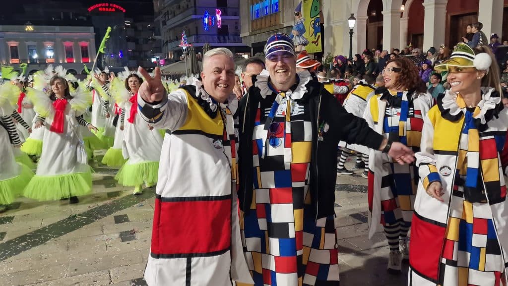 Πάτρα: Δείτε εκατοντάδες φωτό από τη νυχτερινή παρέλαση