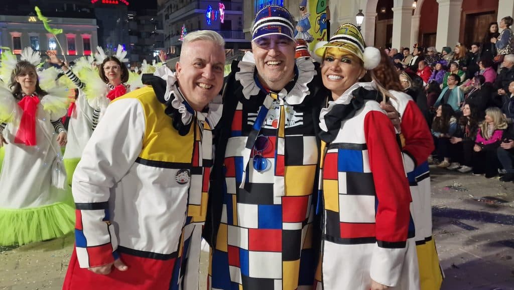 Πάτρα: Δείτε εκατοντάδες φωτό από τη νυχτερινή παρέλαση