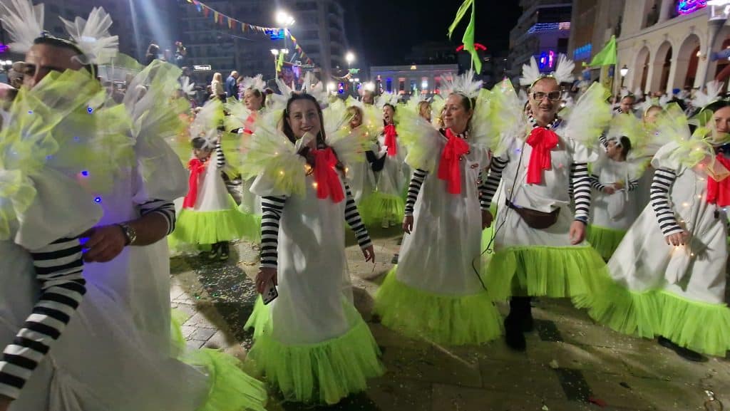 Πάτρα: Δείτε εκατοντάδες φωτό από τη νυχτερινή παρέλαση