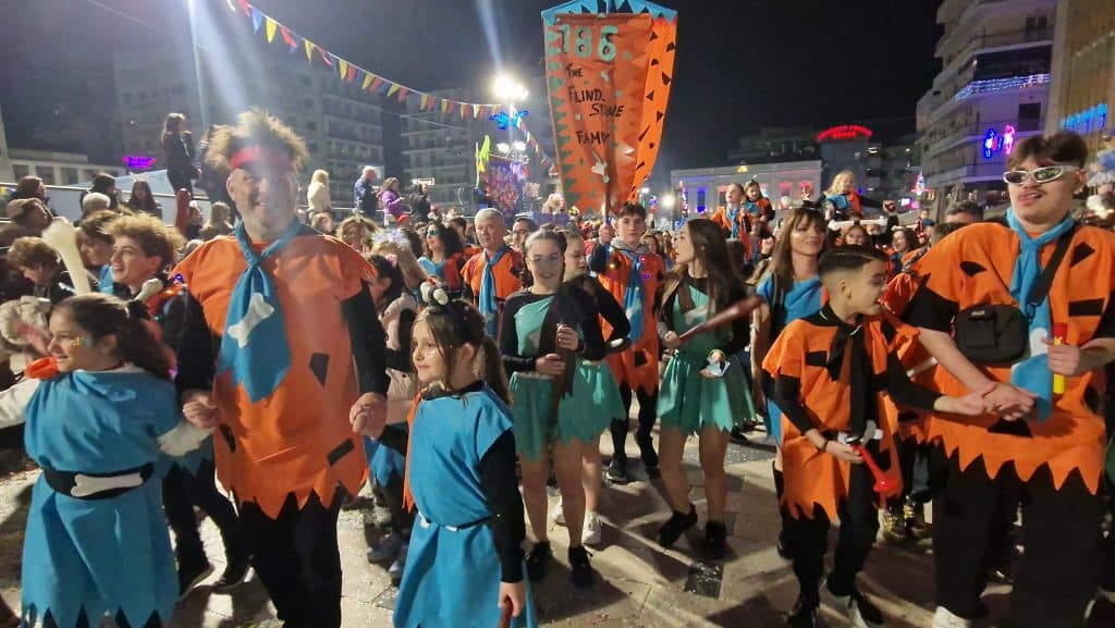 Πάτρα: Δείτε εκατοντάδες φωτό από τη νυχτερινή παρέλαση