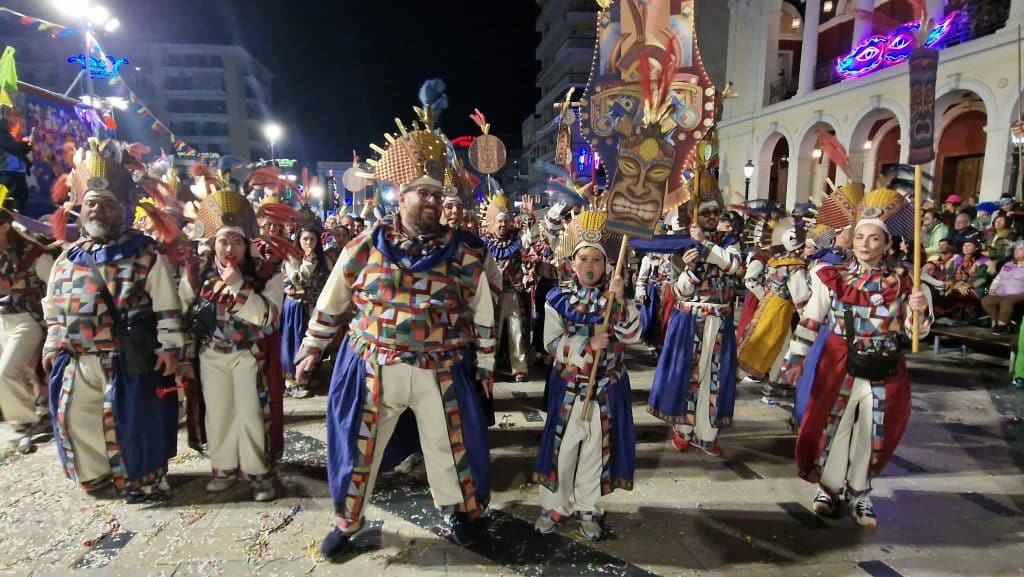 Πάτρα: Δείτε εκατοντάδες φωτό από τη νυχτερινή παρέλαση