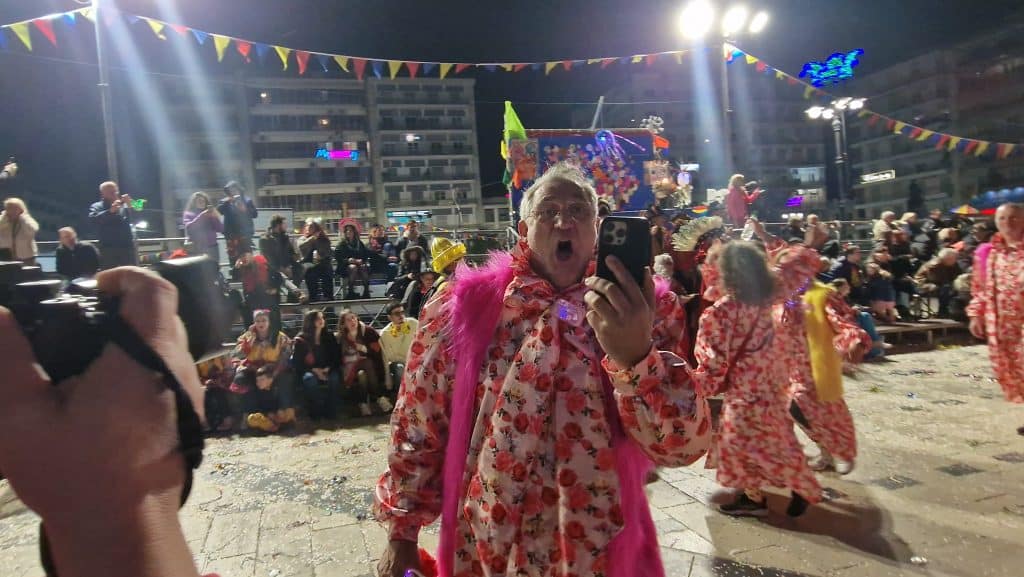 Πάτρα: Δείτε εκατοντάδες φωτό από τη νυχτερινή παρέλαση