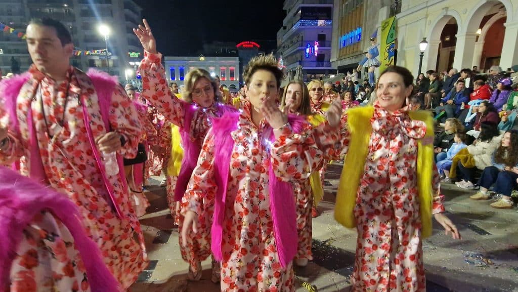 Πάτρα: Δείτε εκατοντάδες φωτό από τη νυχτερινή παρέλαση