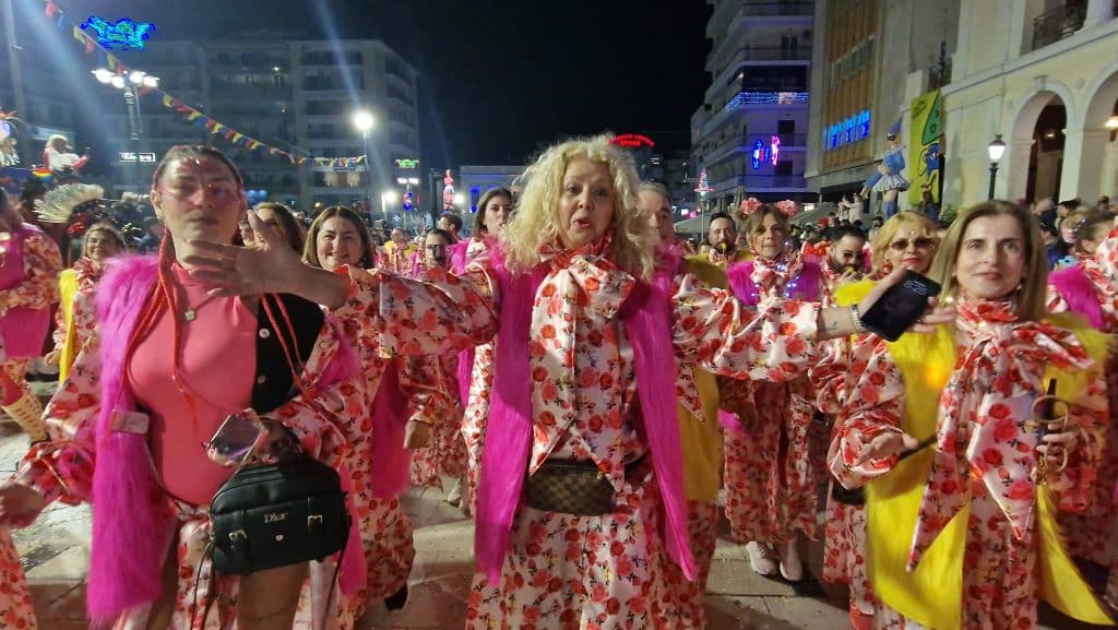 Πάτρα: Δείτε εκατοντάδες φωτό από τη νυχτερινή παρέλαση