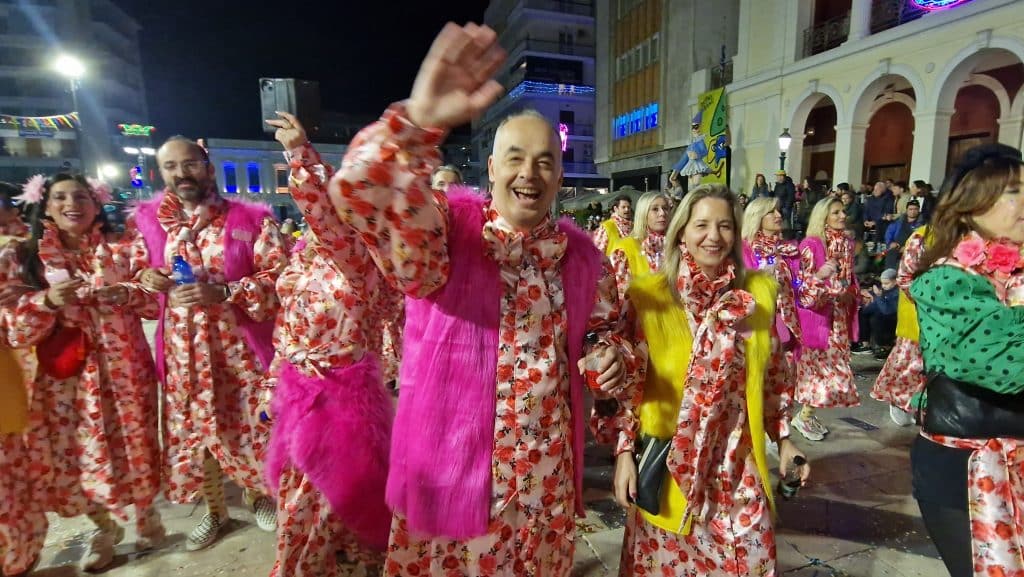 Πάτρα: Δείτε εκατοντάδες φωτό από τη νυχτερινή παρέλαση