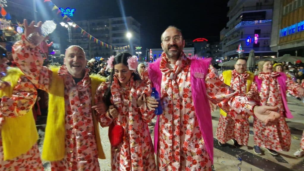 Πάτρα: Δείτε εκατοντάδες φωτό από τη νυχτερινή παρέλαση