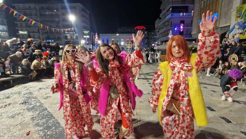 Πάτρα: Δείτε εκατοντάδες φωτό από τη νυχτερινή παρέλαση