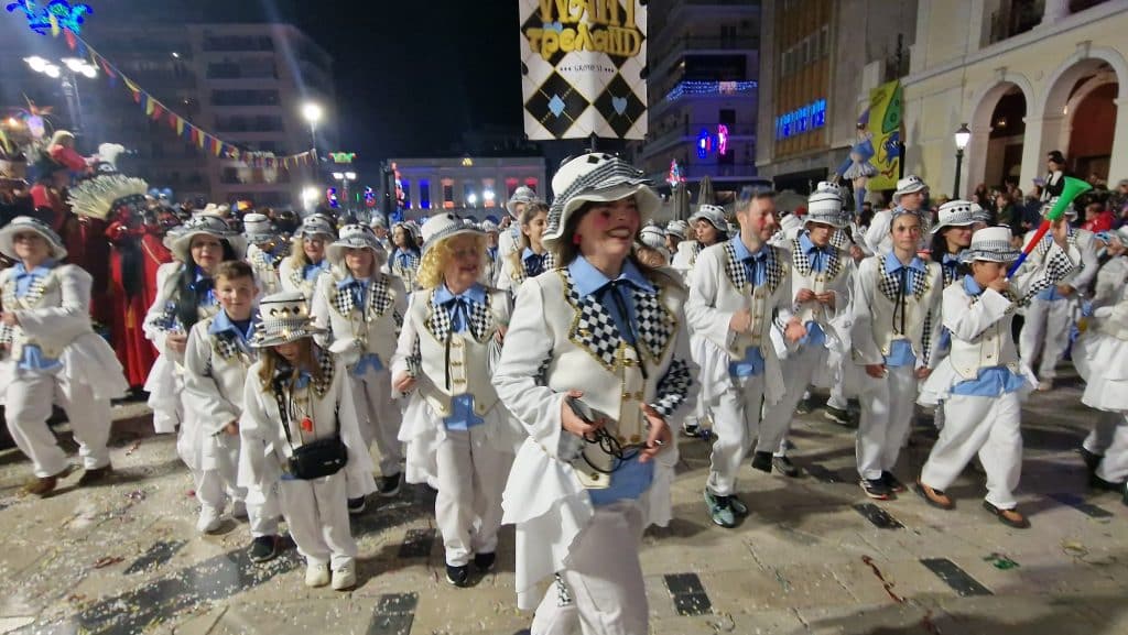 Πάτρα: Δείτε εκατοντάδες φωτό από τη νυχτερινή παρέλαση