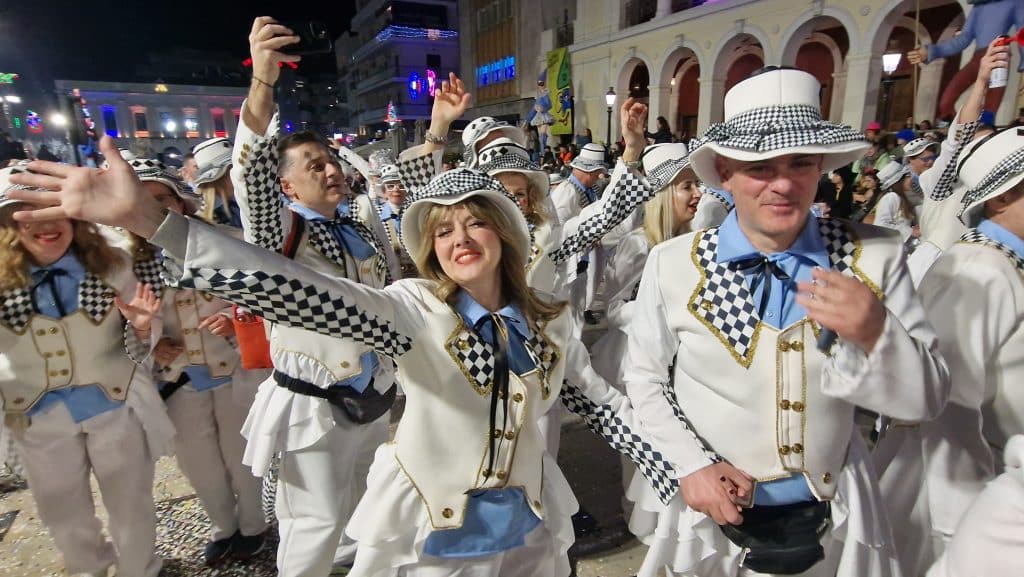 Πάτρα: Δείτε εκατοντάδες φωτό από τη νυχτερινή παρέλαση