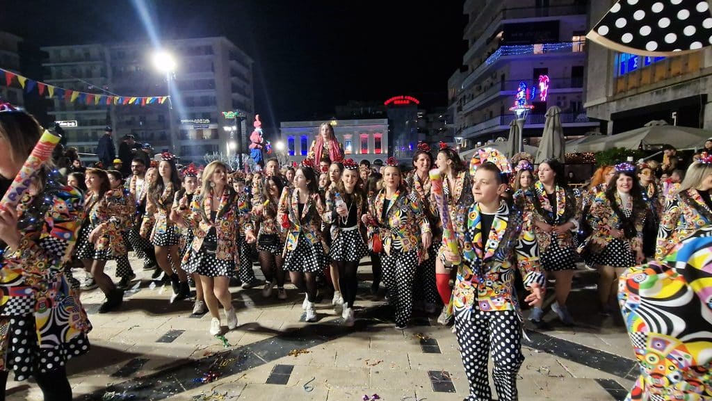 Πάτρα: Δείτε εκατοντάδες φωτό από τη νυχτερινή παρέλαση