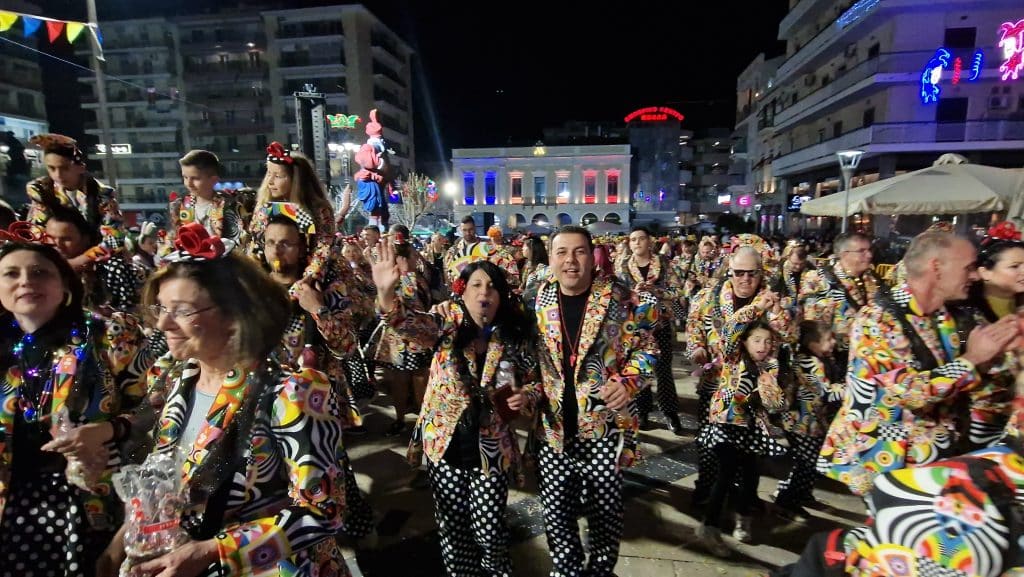 Πάτρα: Δείτε εκατοντάδες φωτό από τη νυχτερινή παρέλαση