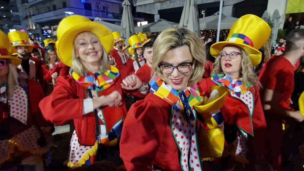 Πάτρα: Δείτε εκατοντάδες φωτό από τη νυχτερινή παρέλαση