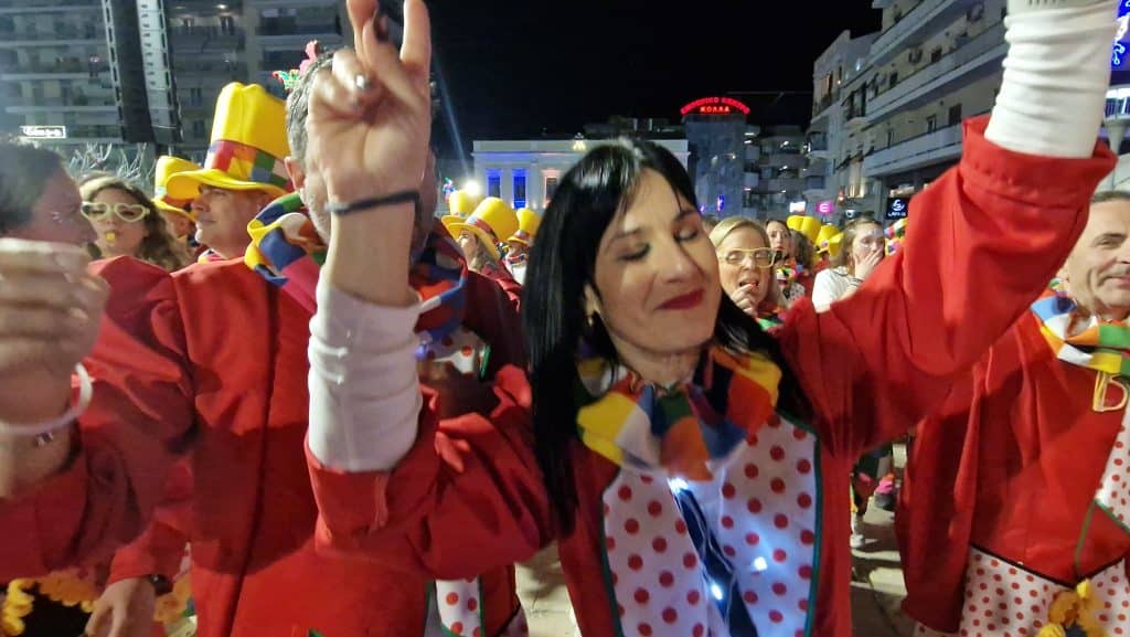 Πάτρα: Δείτε εκατοντάδες φωτό από τη νυχτερινή παρέλαση