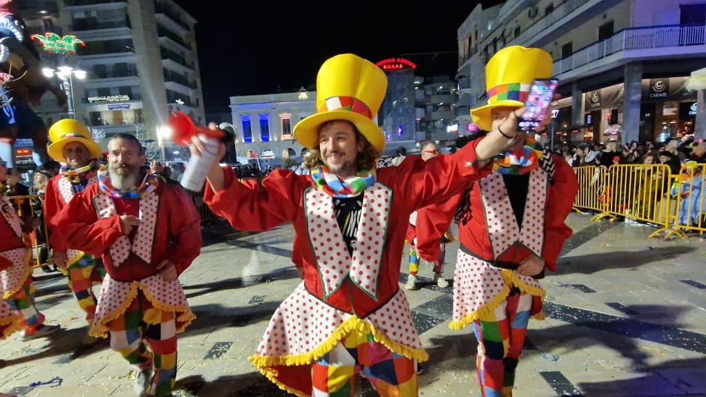 Πάτρα: Δείτε εκατοντάδες φωτό από τη νυχτερινή παρέλαση