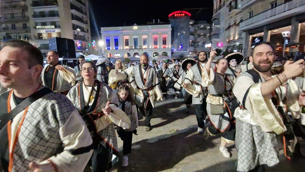 Πάτρα: Δείτε εκατοντάδες φωτό από τη νυχτερινή παρέλαση