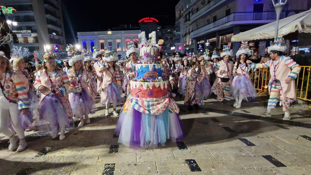 Πάτρα: Δείτε εκατοντάδες φωτό από τη νυχτερινή παρέλαση