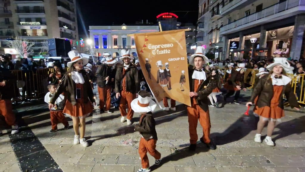 Πάτρα: Δείτε εκατοντάδες φωτό από τη νυχτερινή παρέλαση