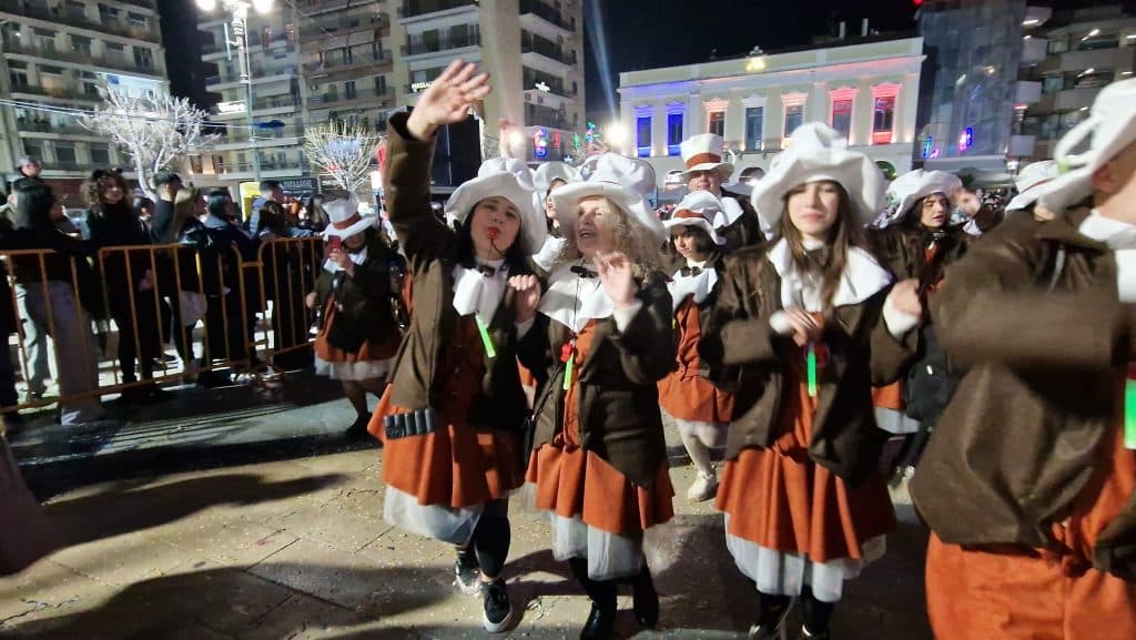 Πάτρα: Δείτε εκατοντάδες φωτό από τη νυχτερινή παρέλαση