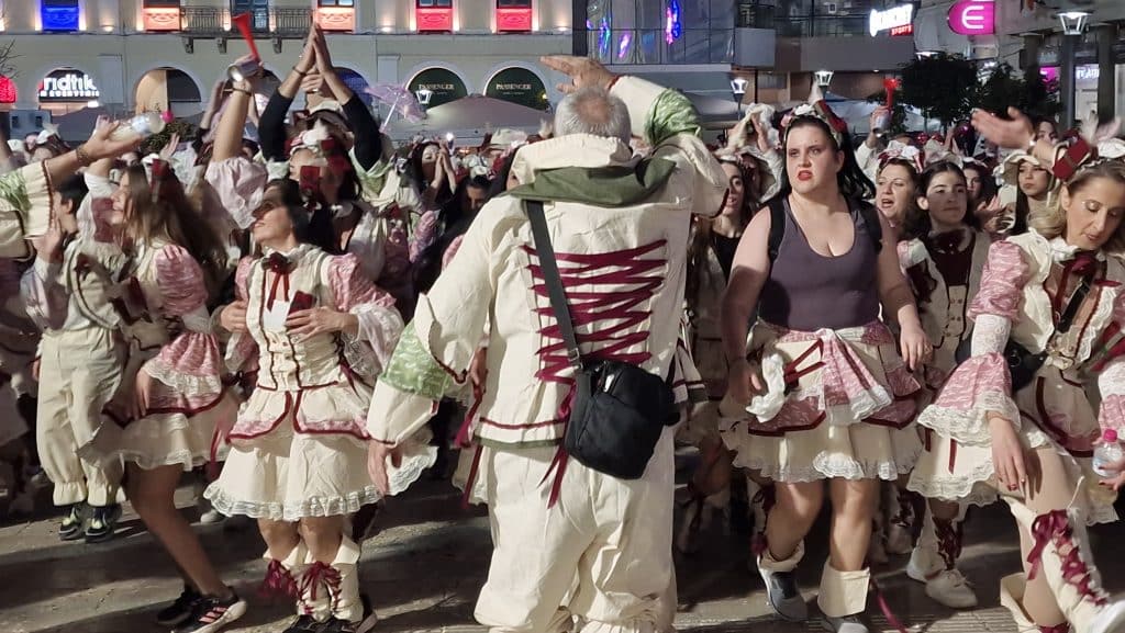 Πάτρα: Δείτε εκατοντάδες φωτό από τη νυχτερινή παρέλαση