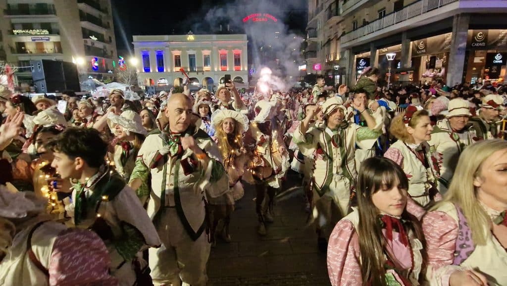 Πάτρα: Δείτε εκατοντάδες φωτό από τη νυχτερινή παρέλαση