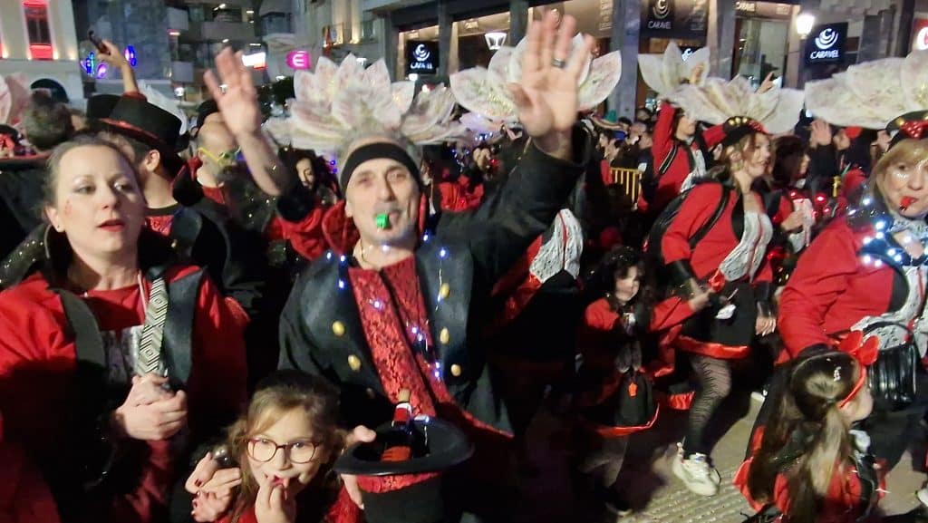 Πάτρα: Δείτε εκατοντάδες φωτό από τη νυχτερινή παρέλαση