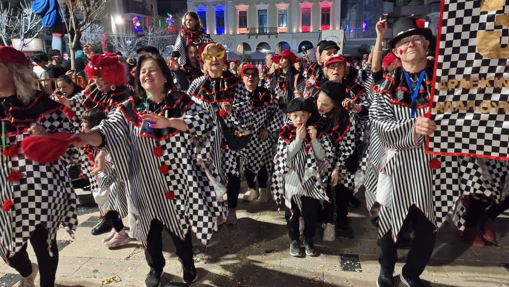 Πάτρα: Δείτε εκατοντάδες φωτό από τη νυχτερινή παρέλαση