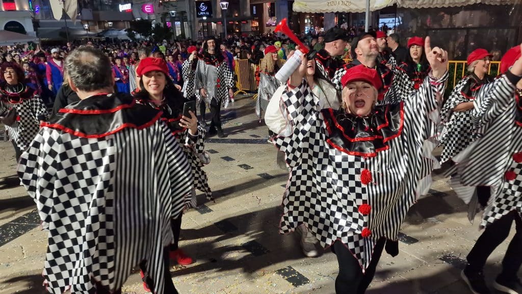 Πάτρα: Δείτε εκατοντάδες φωτό από τη νυχτερινή παρέλαση