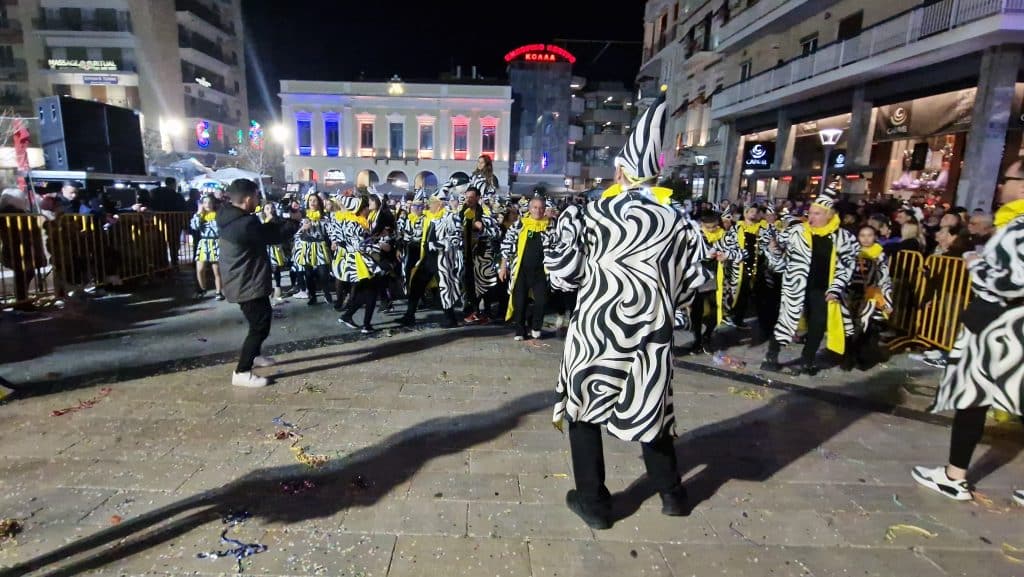 Πάτρα: Δείτε εκατοντάδες φωτό από τη νυχτερινή παρέλαση