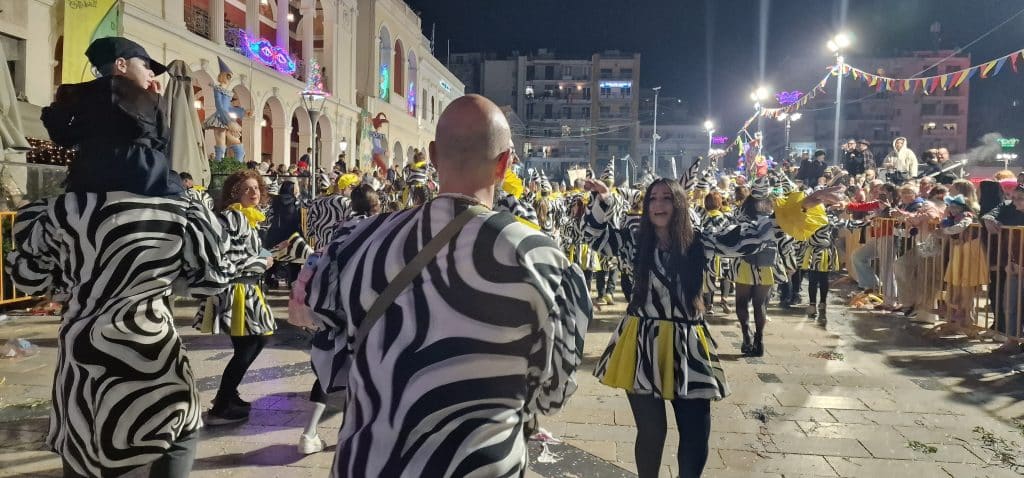 Πάτρα: Δείτε εκατοντάδες φωτό από τη νυχτερινή παρέλαση