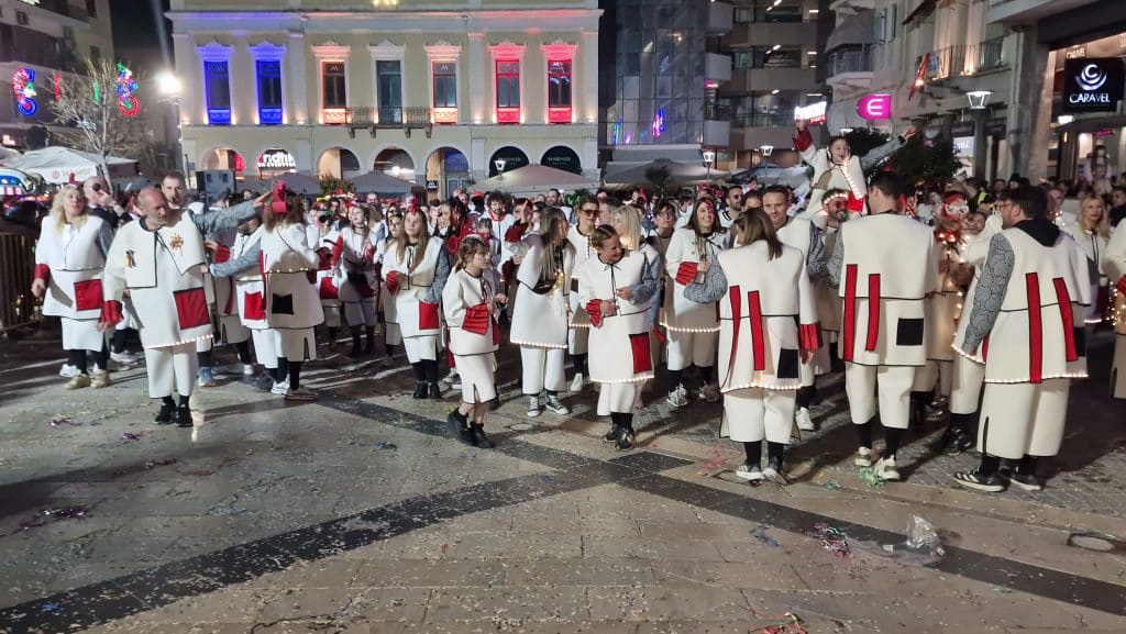 Πάτρα: Δείτε εκατοντάδες φωτό από τη νυχτερινή παρέλαση