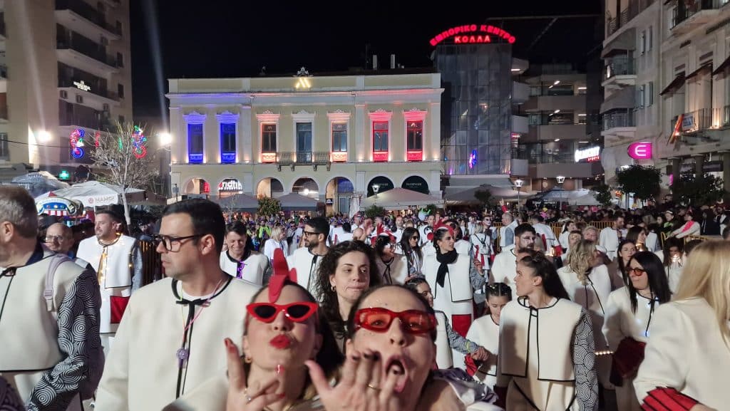 Πάτρα: Δείτε εκατοντάδες φωτό από τη νυχτερινή παρέλαση