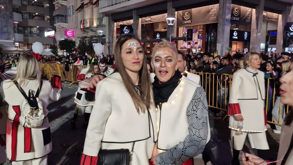 Πάτρα: Δείτε εκατοντάδες φωτό από τη νυχτερινή παρέλαση