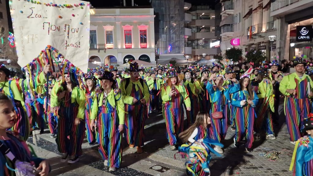 Πάτρα: Δείτε εκατοντάδες φωτό από τη νυχτερινή παρέλαση