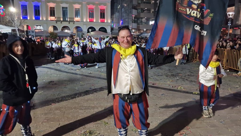 Πάτρα: Δείτε εκατοντάδες φωτό από τη νυχτερινή παρέλαση