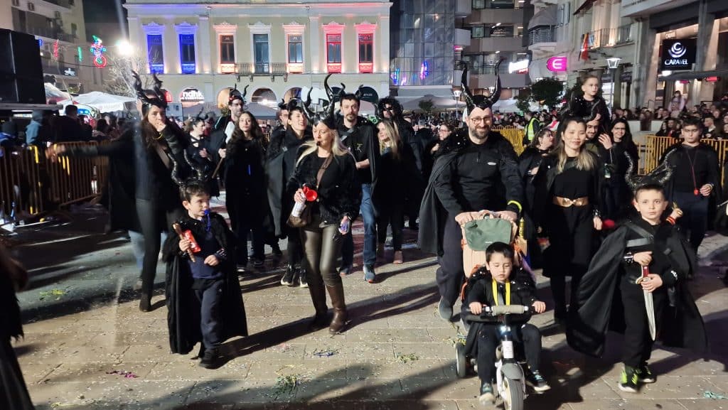 Πάτρα: Δείτε εκατοντάδες φωτό από τη νυχτερινή παρέλαση