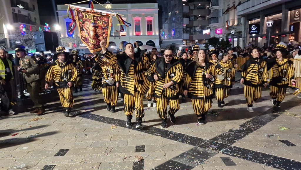 Πάτρα: Δείτε εκατοντάδες φωτό από τη νυχτερινή παρέλαση