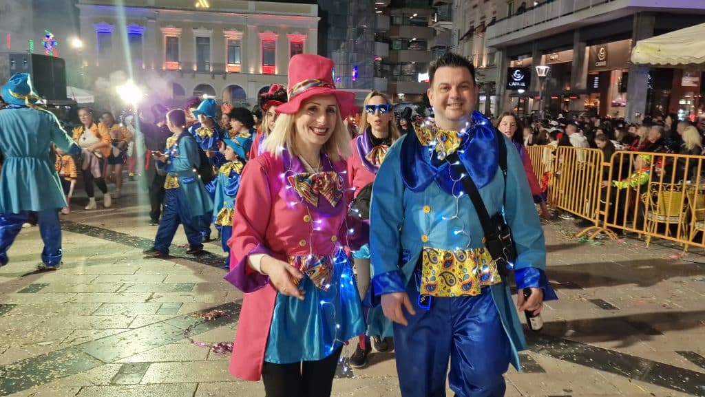 Πάτρα: Δείτε εκατοντάδες φωτό από τη νυχτερινή παρέλαση