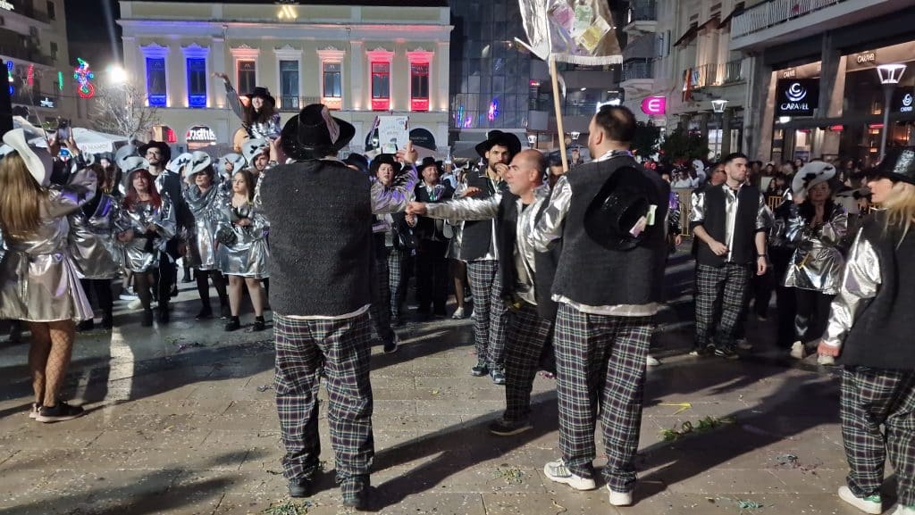 Πάτρα: Δείτε εκατοντάδες φωτό από τη νυχτερινή παρέλαση