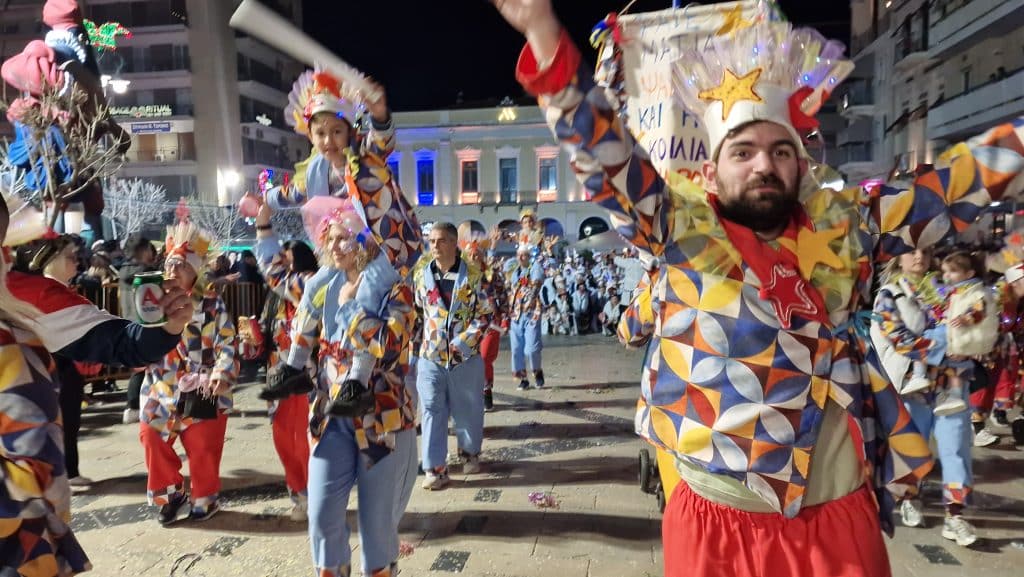 Πάτρα: Δείτε εκατοντάδες φωτό από τη νυχτερινή παρέλαση