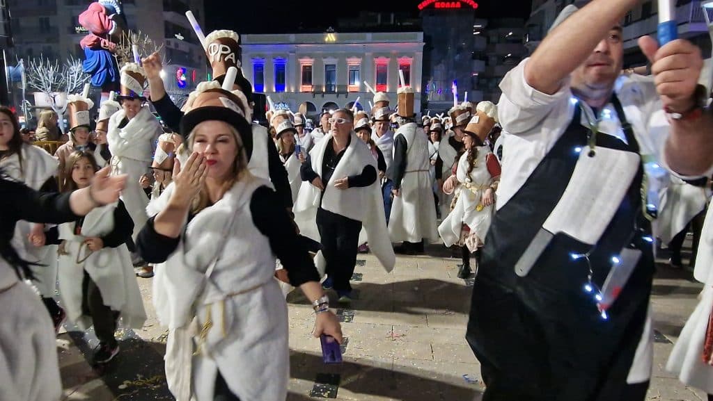 Πάτρα: Δείτε εκατοντάδες φωτό από τη νυχτερινή παρέλαση