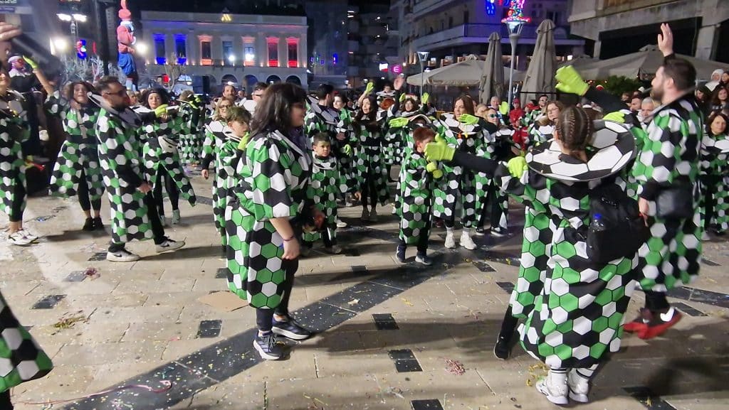 Πάτρα: Δείτε εκατοντάδες φωτό από τη νυχτερινή παρέλαση